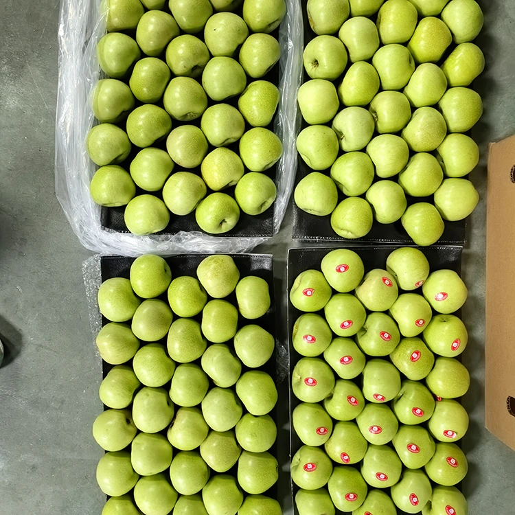 Crisp thiab Sweet Green Apples