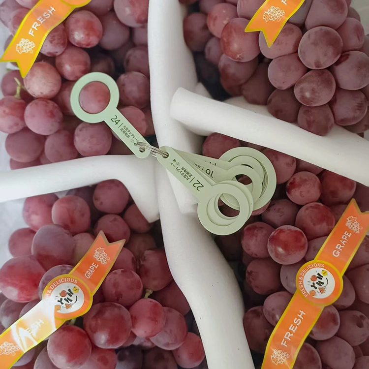 Xaiv Ua liaj ua teb Fresh Red Globe Grapes
